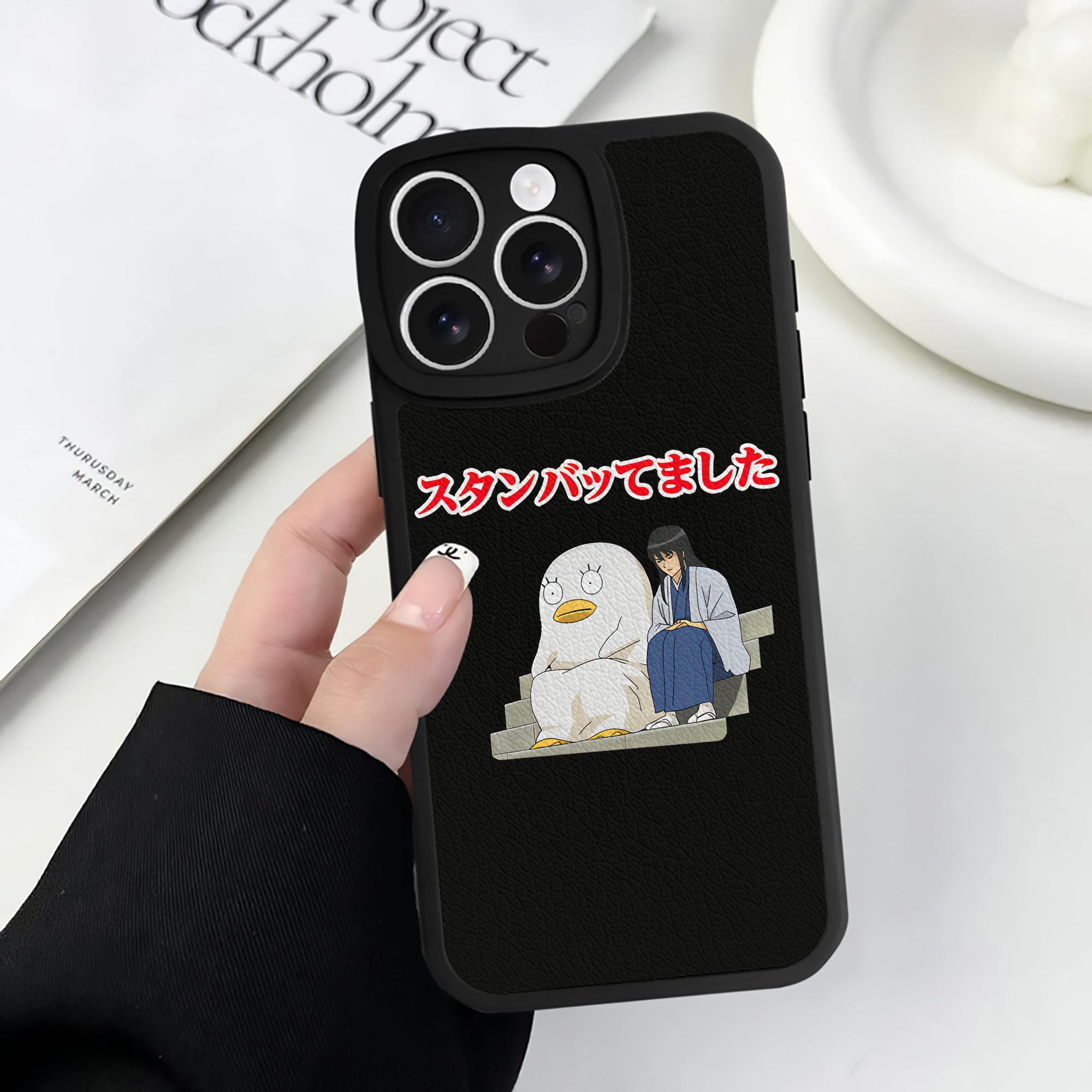 （画像用） ぎんたま 坂田銀時（さかたぎんとき） 神楽 志村新八（しむら しんぱち） GINTAMA Sakata Gintoki Kagura Shimura Shinpachi 【iPhone 16シリーズ対応】シリコンスマホケース（レザー調） 材質：シリコン